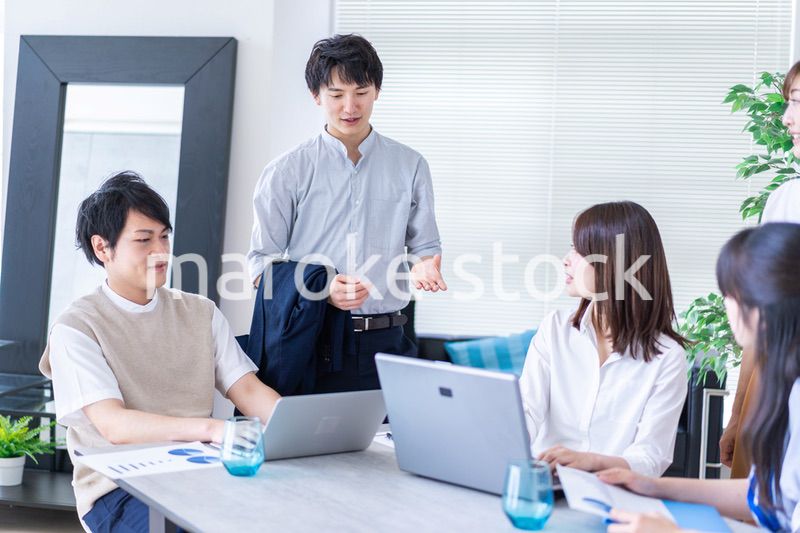 ベンチャー企業で働く若いオフィスワーカー