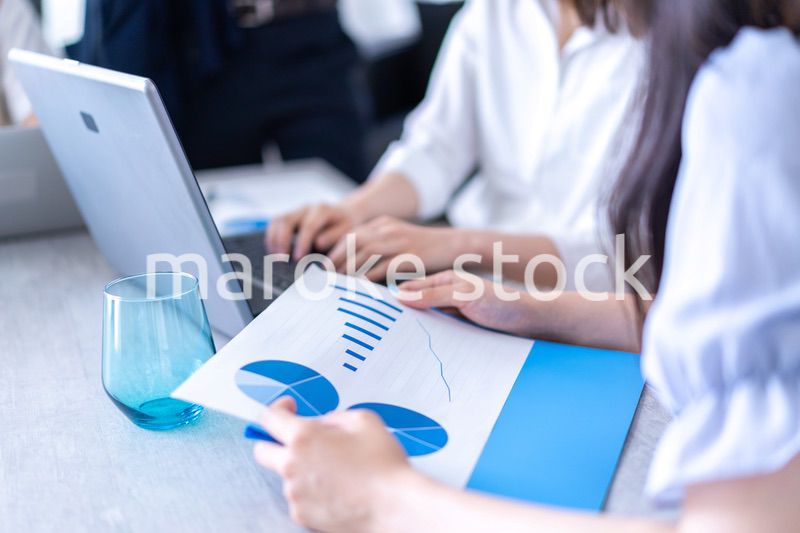 ベンチャー企業で働く若いオフィスワーカー