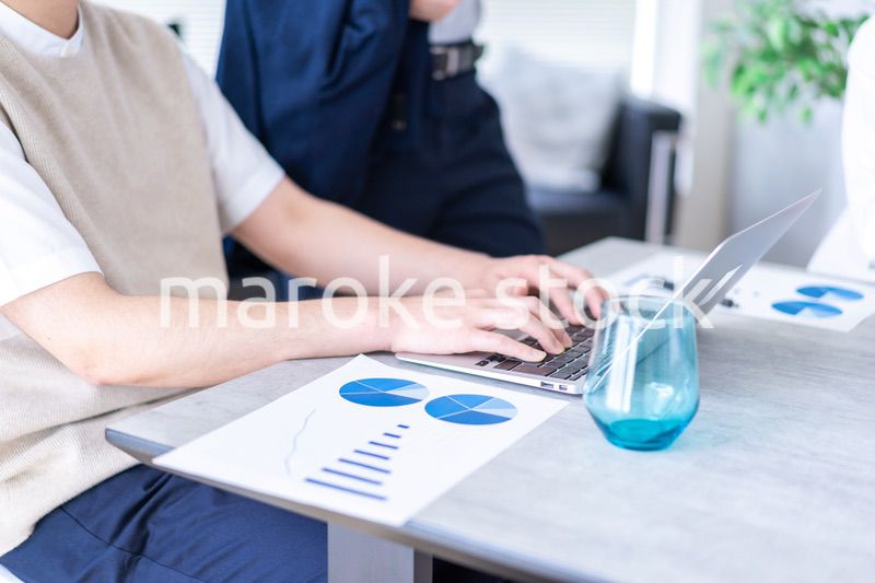 ベンチャー企業で働く若いオフィスワーカー