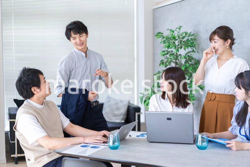 オフィスでビジネスミーティングをする会社員