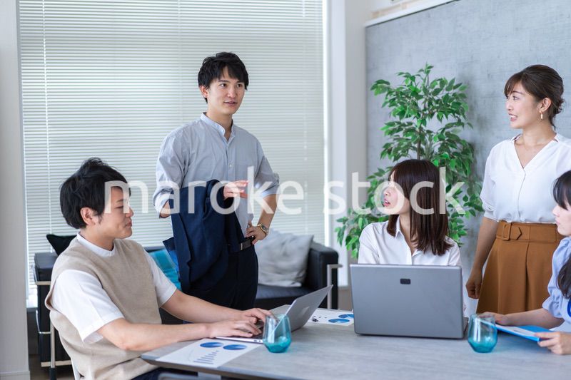 オフィスでビジネスミーティングをする会社員