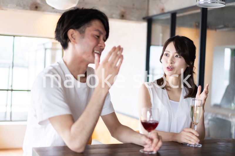 バーでお酒を飲むカップル