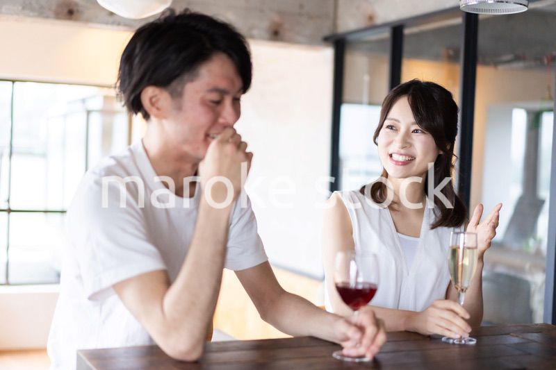 バーでお酒を飲むカップル