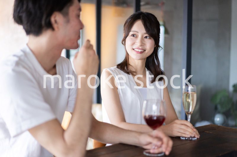 バーでお酒を飲むカップル