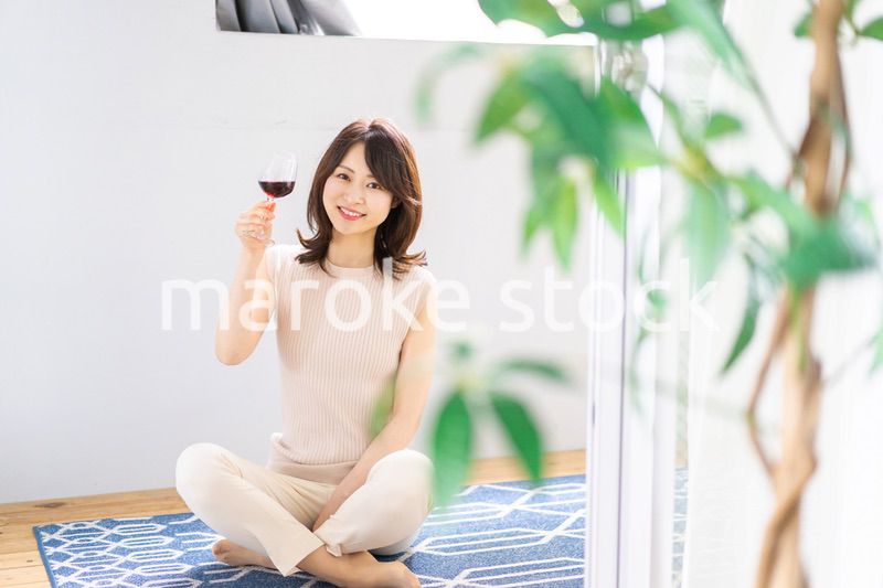家でワインを楽しむ女性