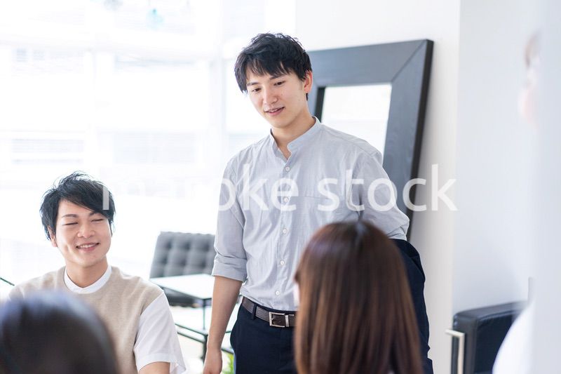 ベンチャー企業で働く若いオフィスワーカー