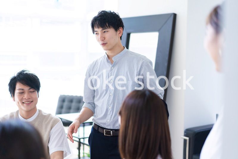 明るいオフィスでミーティングをするビジネスパーソン