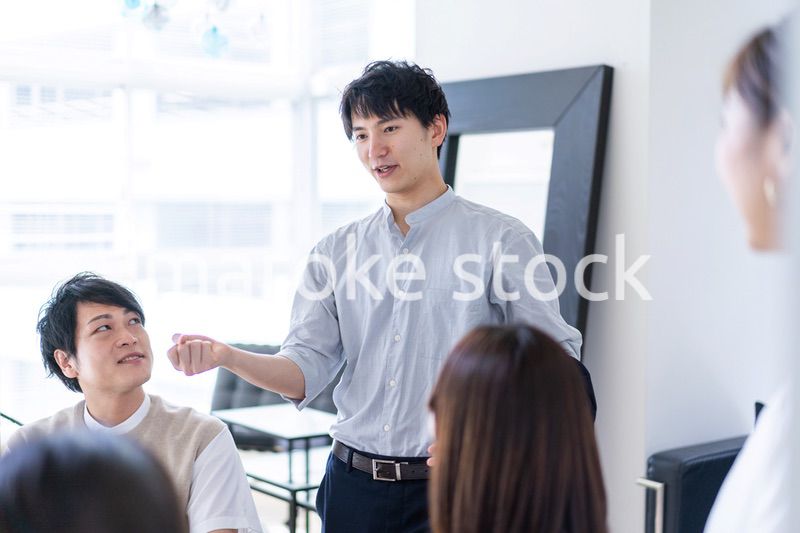 ベンチャー企業で働く若いオフィスワーカー