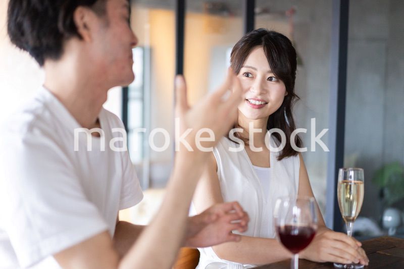 バーでお酒を飲むカップル