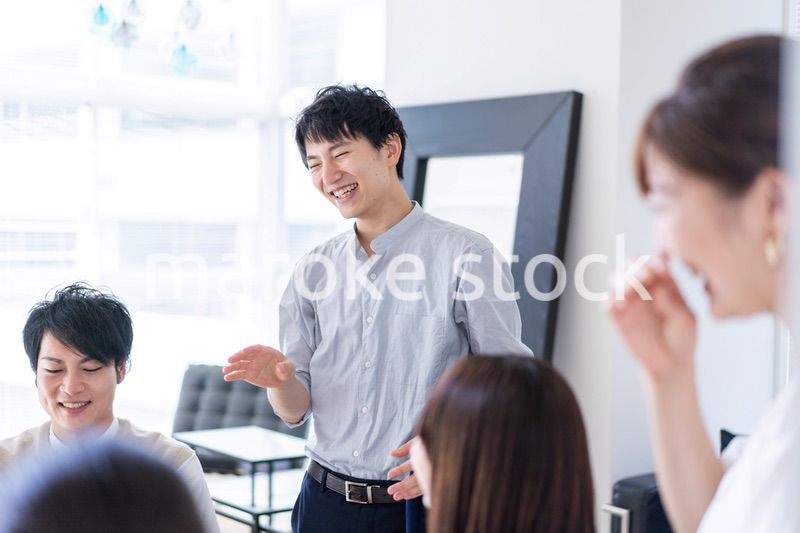 ベンチャー企業で働く若いオフィスワーカー