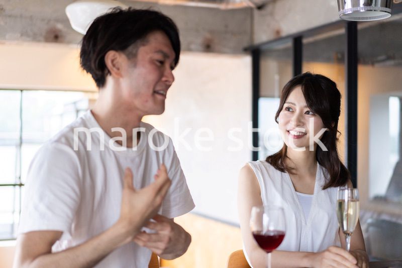 バーでお酒を飲むカップル