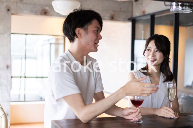 バーでお酒を飲むカップル