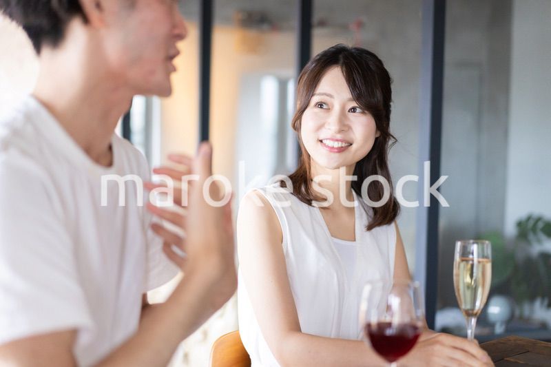 バーでお酒を飲むカップル