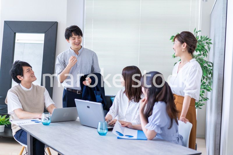 ベンチャー企業で働く若いオフィスワーカー