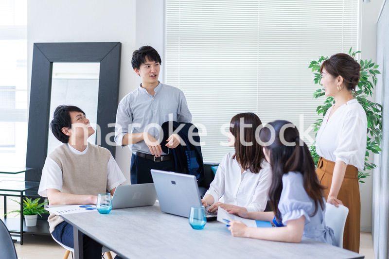 コンサルティング会社で働くビジネスパーソン