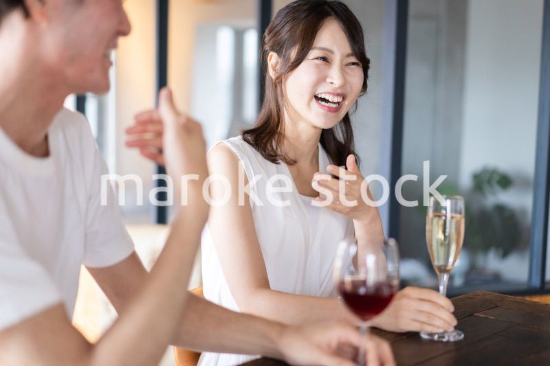 バーでお酒を飲むカップル