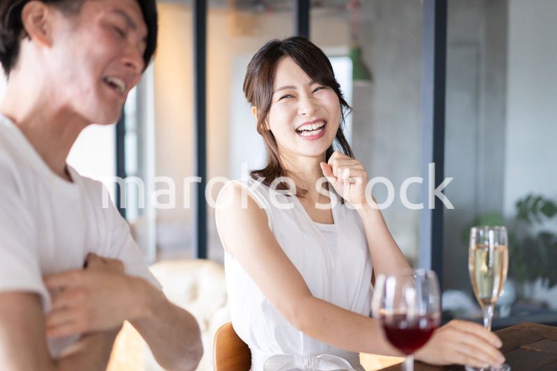 バーでお酒を飲むカップル