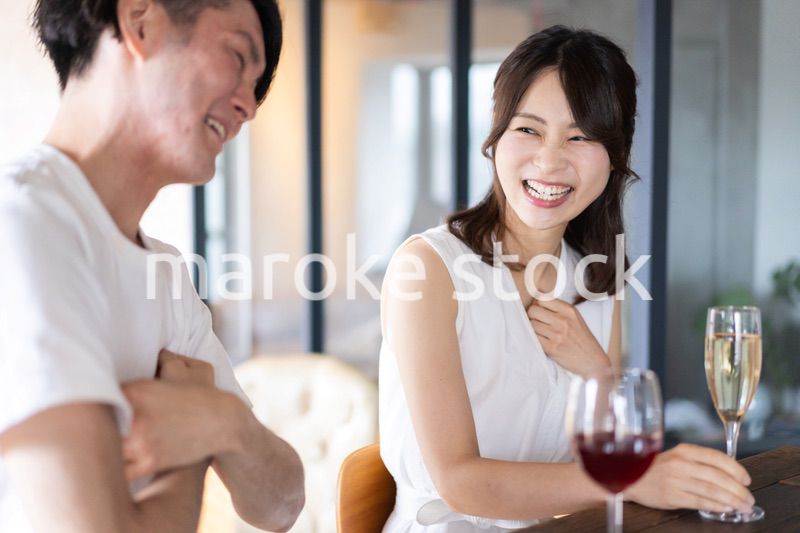 バーでお酒を飲むカップル