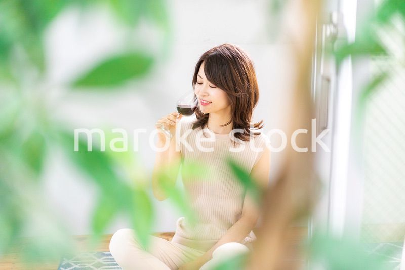 家でワインを楽しむ女性