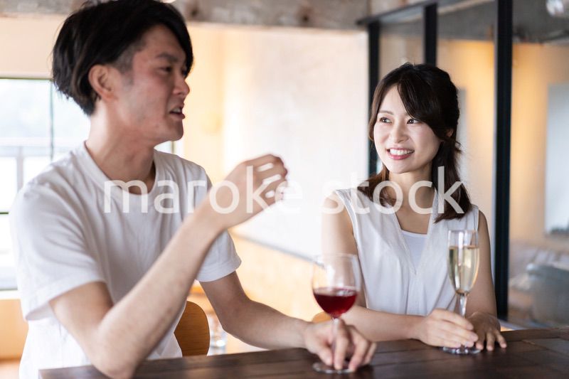 バーでお酒を飲むカップル