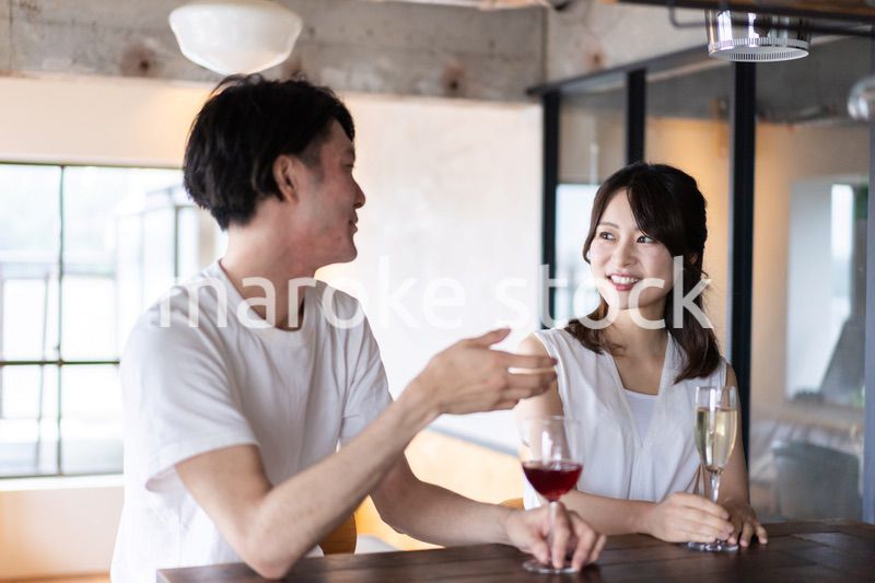 バーでお酒を飲むカップル