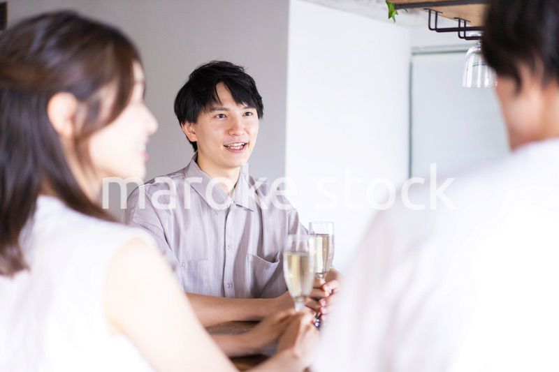 バーでお酒を飲む若者