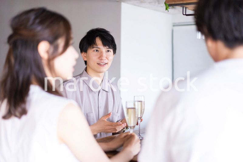 バーでお酒を飲む若者