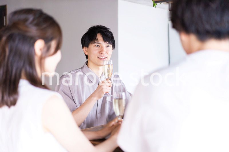 バーでお酒を飲む若者