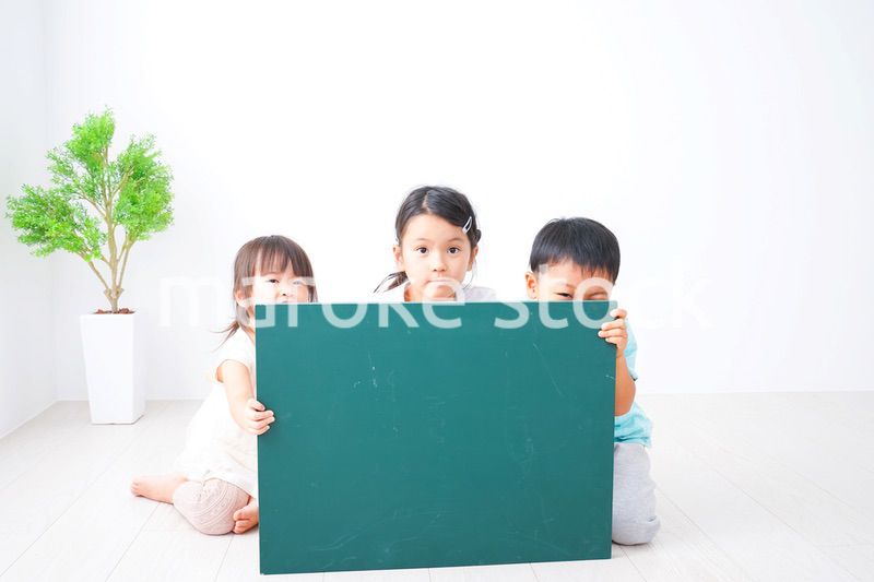 メッセージ黒板を持つ子どもたち