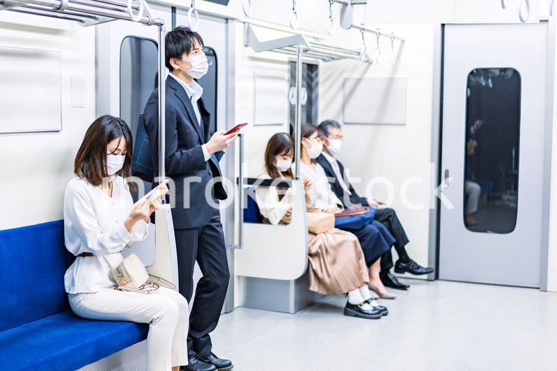 電車・地下鉄で移動する人々