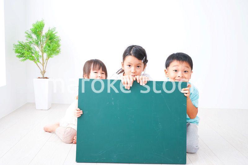 メッセージ黒板を持つ子どもたち