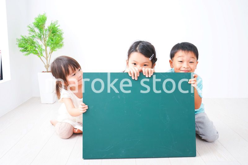 メッセージ黒板を持つ子どもたち