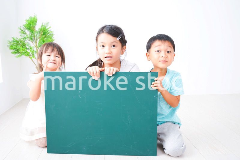 メッセージ黒板を持つ子どもたち