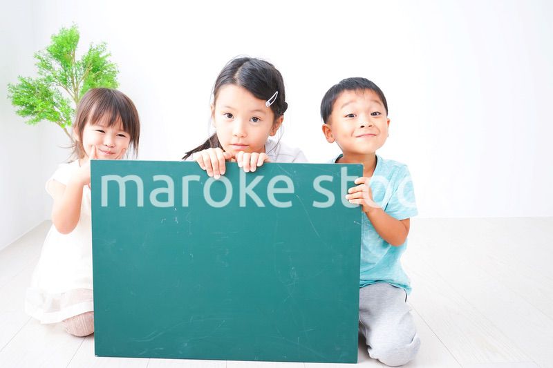 メッセージ黒板を持つ子どもたち