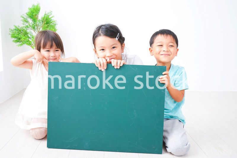 メッセージ黒板を持つ子どもたち