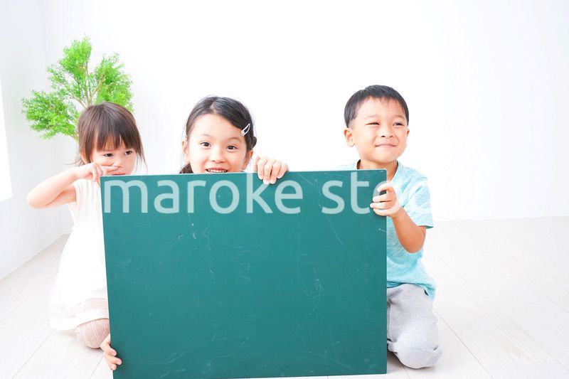 メッセージ黒板を持つ子どもたち