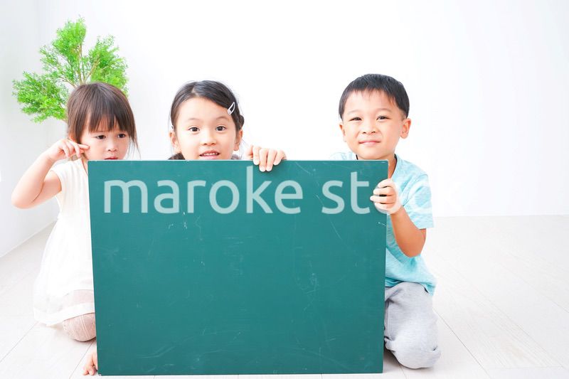 メッセージ黒板を持つ子どもたち