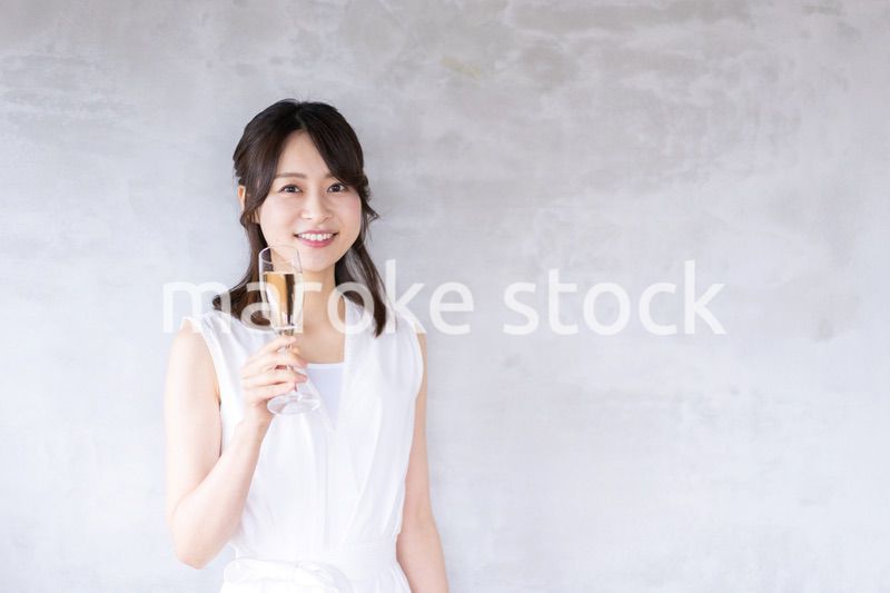 スパークリングワインを飲む若い女性