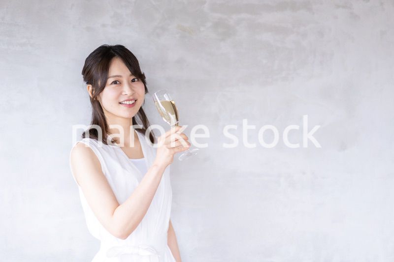 スパークリングワインを飲む若い女性