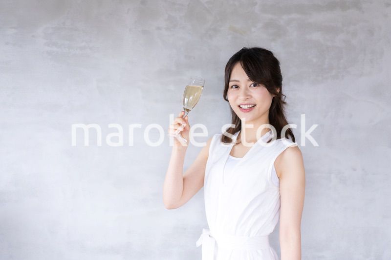 スパークリングワインを飲む若い女性