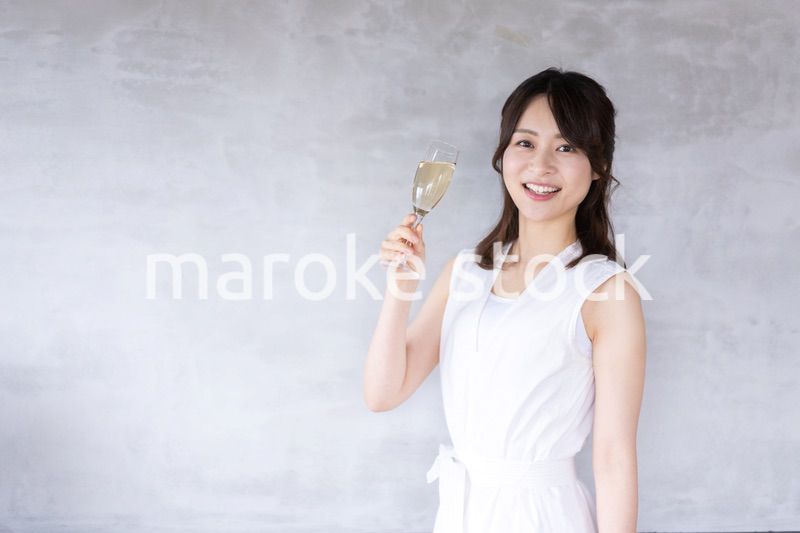 スパークリングワインを飲む若い女性