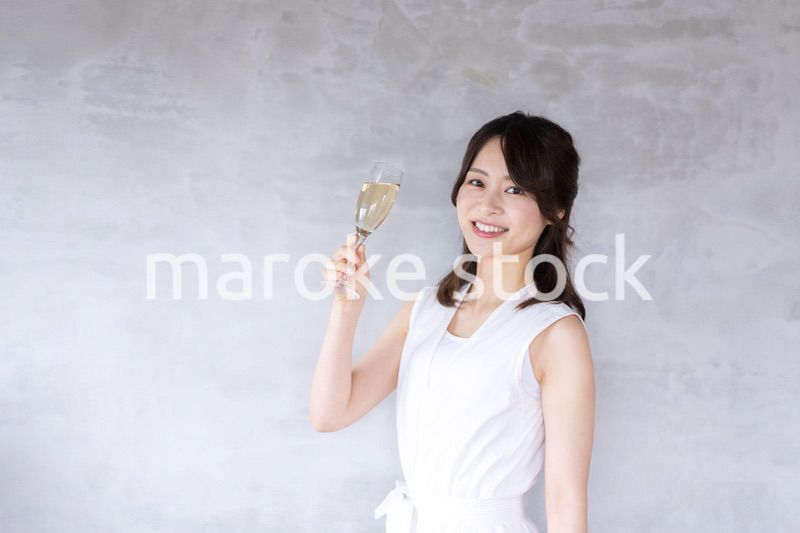 スパークリングワインを飲む若い女性