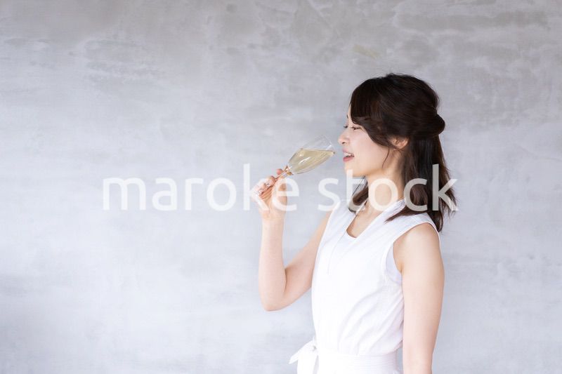 スパークリングワインを飲む若い女性