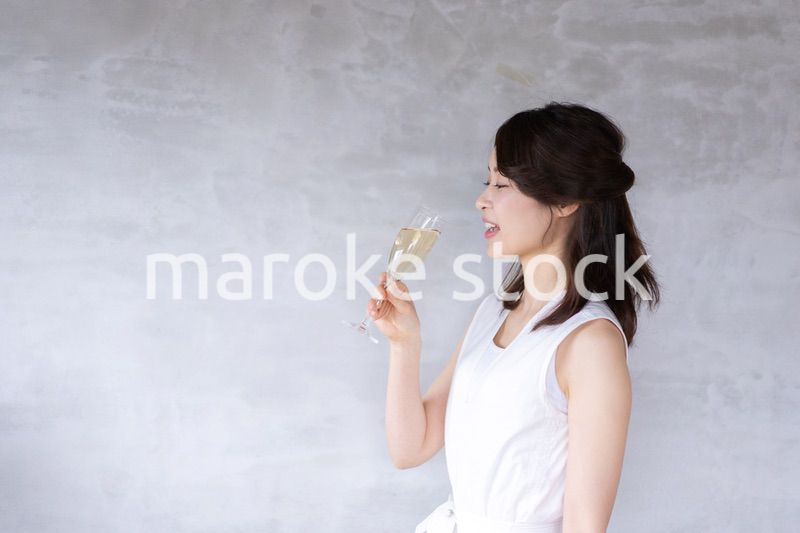 スパークリングワインを飲む若い女性