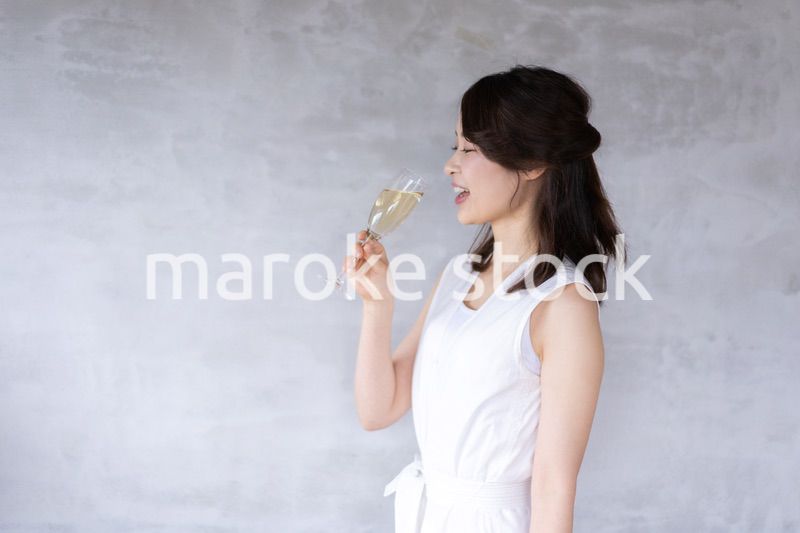 スパークリングワインを飲む若い女性