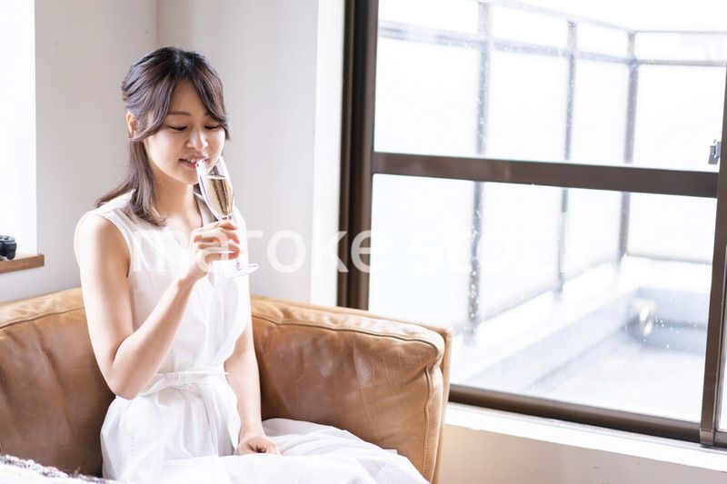 スパークリングワインを飲む若い女性