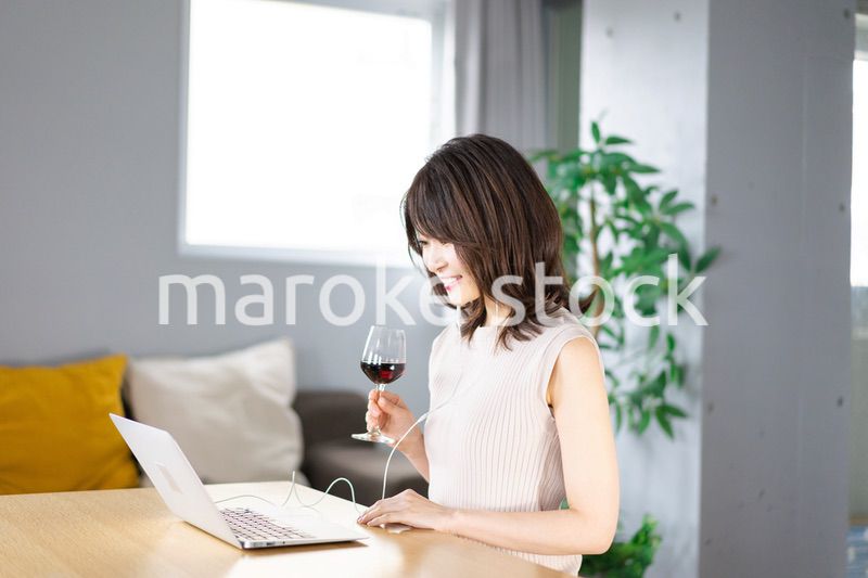 オンライン飲み会に参加する若い女性