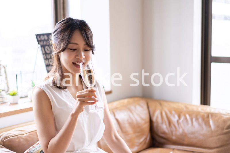 スパークリングワインを飲む若い女性