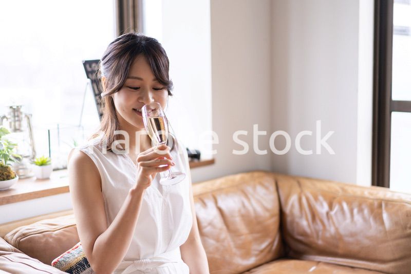 スパークリングワインを飲む若い女性