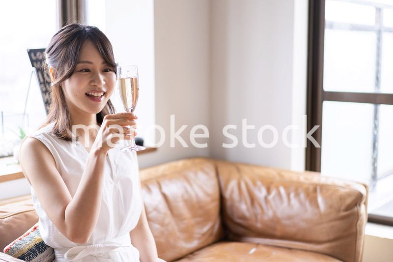 スパークリングワインを飲む若い女性